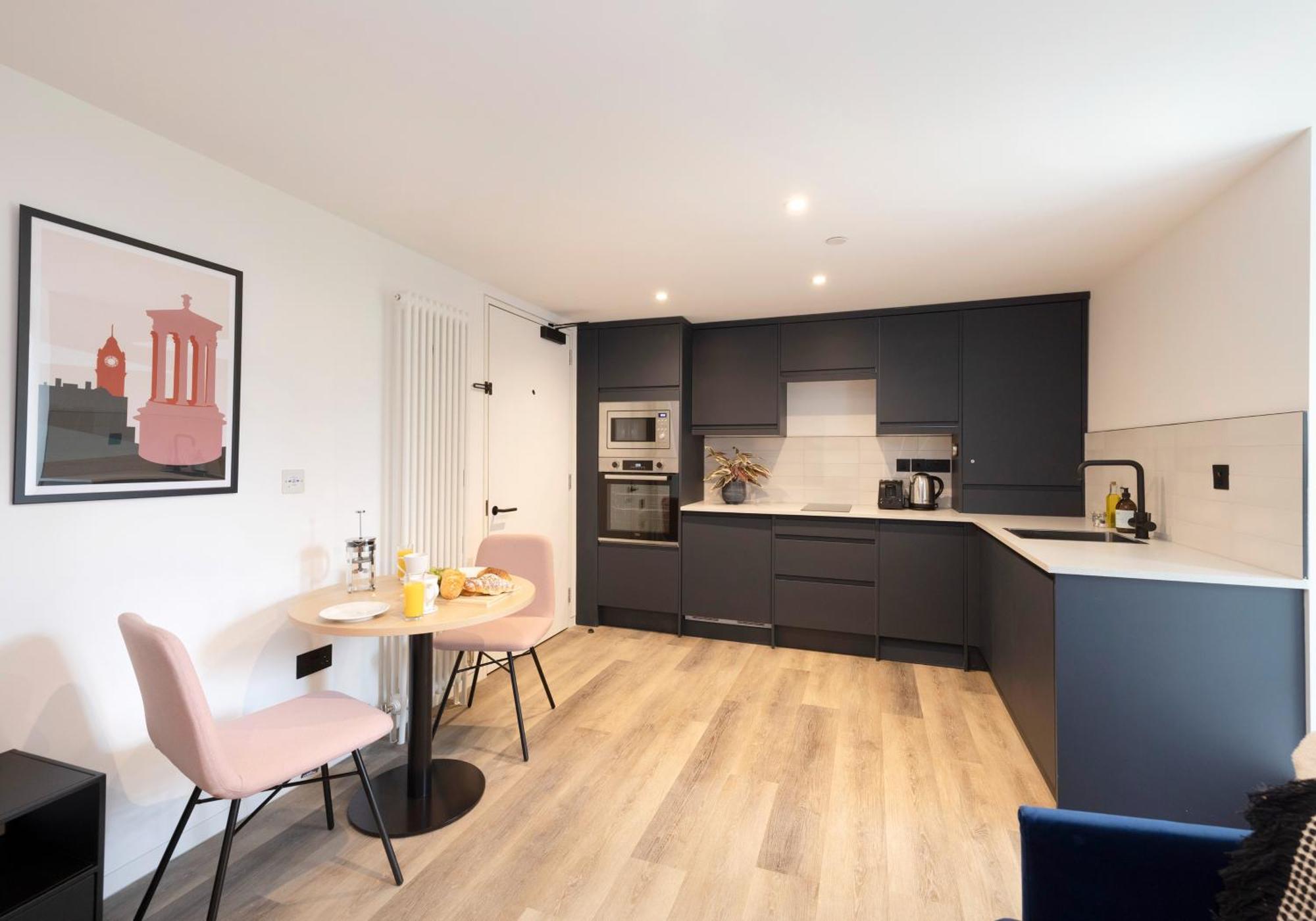 Charming Studios Near Holyrood Park & Calton Hill Edinburgh Room photo