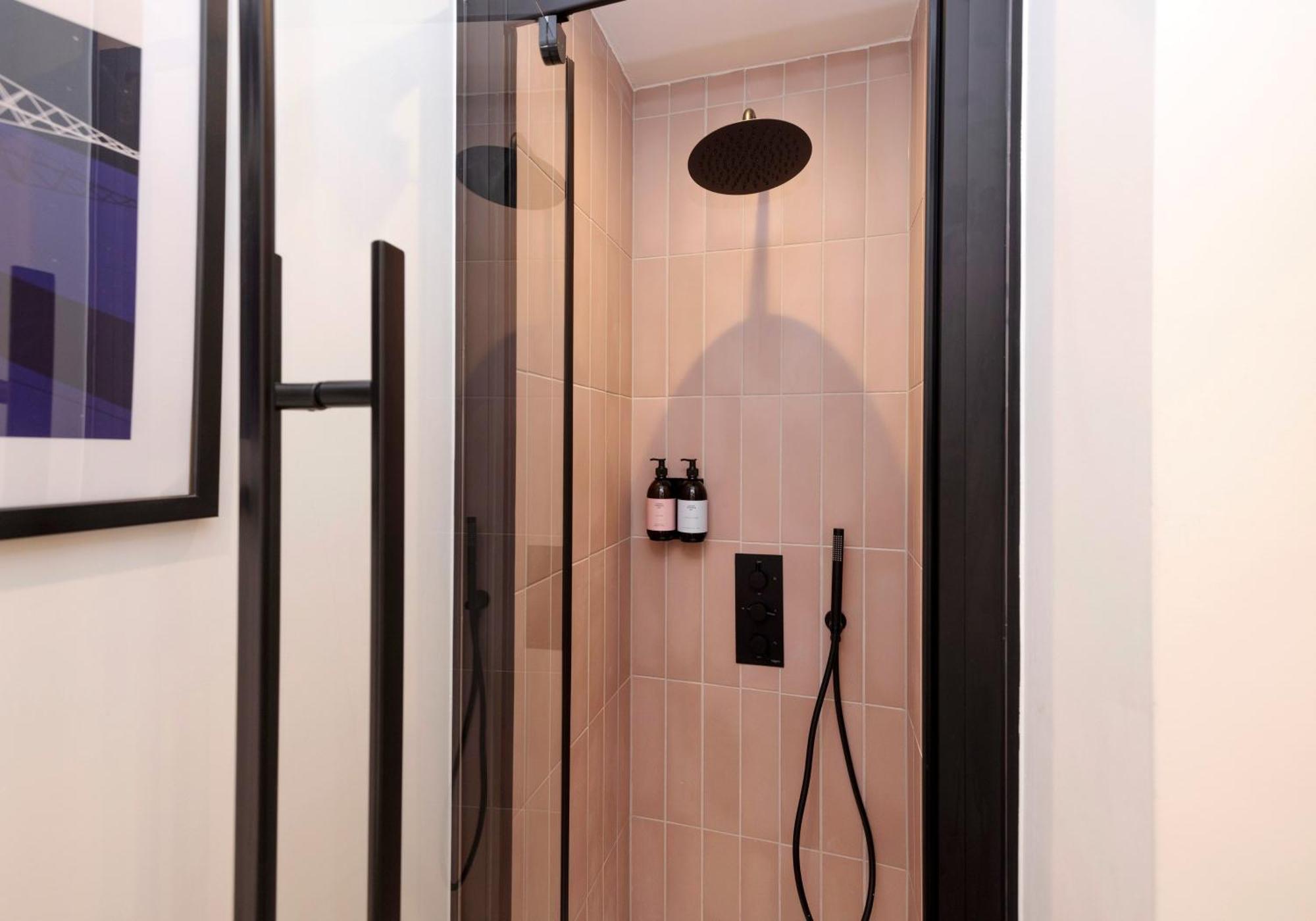 Charming Studios Near Holyrood Park & Calton Hill Edinburgh Room photo