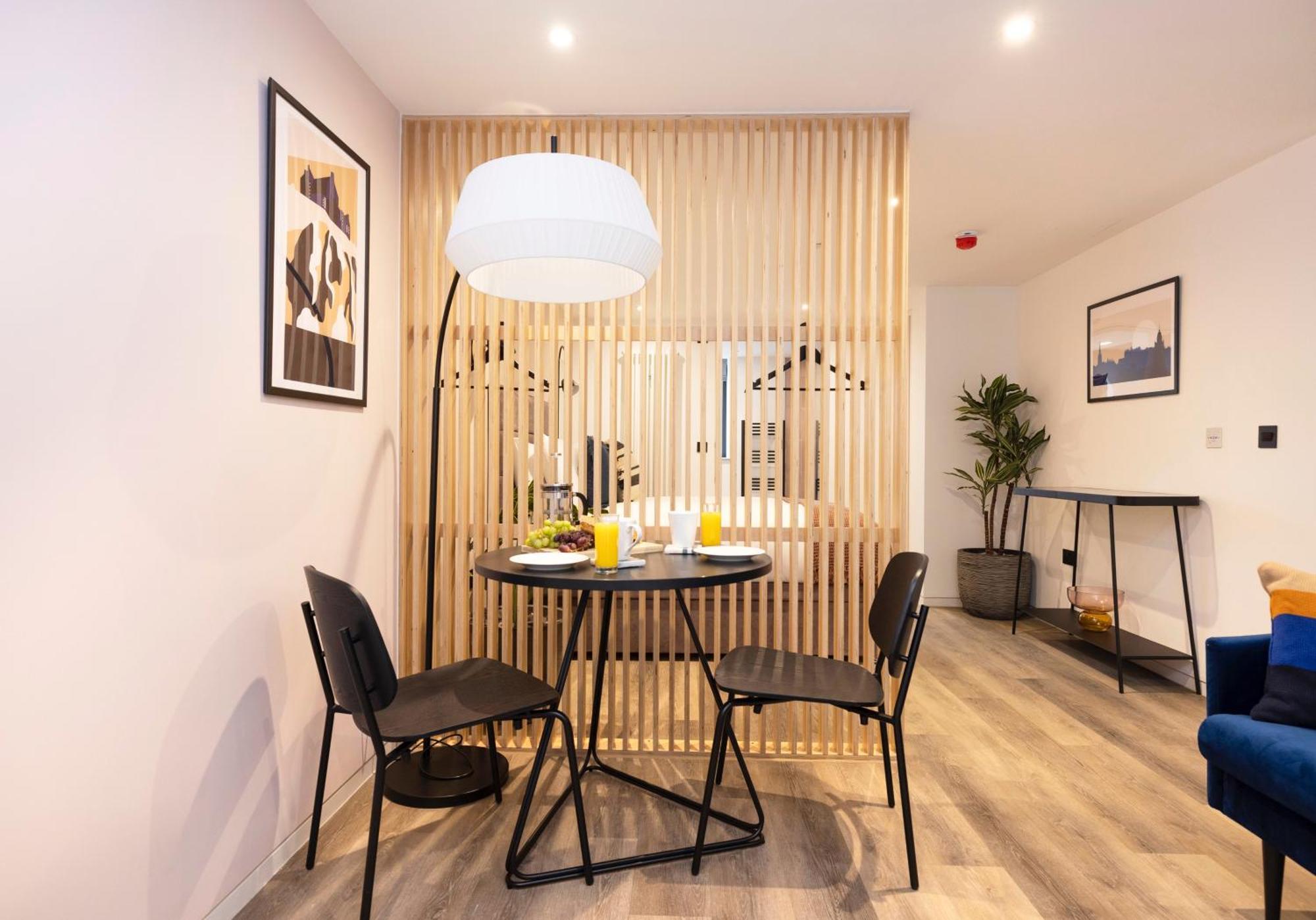 Charming Studios Near Holyrood Park & Calton Hill Edinburgh Room photo